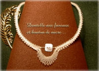 tour de cou en dentelle aux fuseaux et nacre