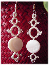 boucles d'oreilles dentelle frivolité et nacre