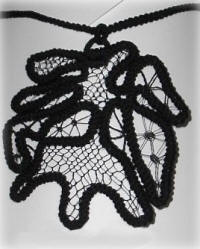 pendentif dentelle à l'aiguille