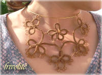 collier frivolité sur tour de cou métal